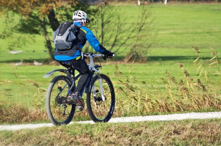 Státní fond dopravní infrastruktury pošle stovky milionů na cyklistické stezky, mosty a na zabezpečení letišť