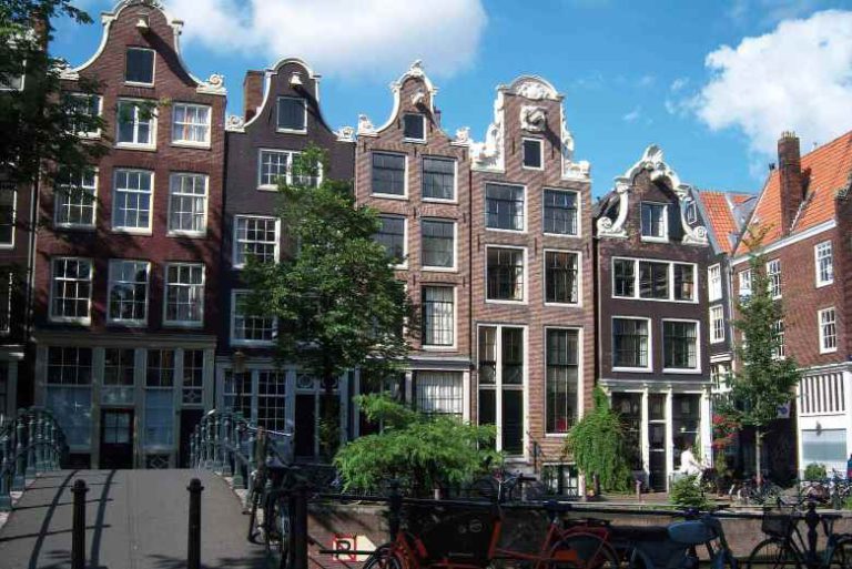 Přehřátý trh s bydlením vyhání lidi z Amsterdamu