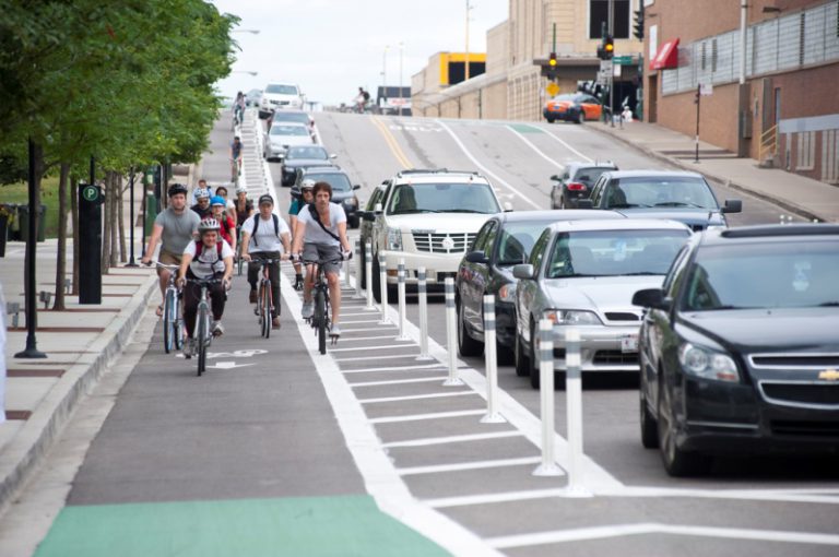 Cyklisté versus motoristé. Průzkum ukázal na vyloženě nepřátelský vztah. Projekt ministerstva a účastníka Tour de France to chce změnit