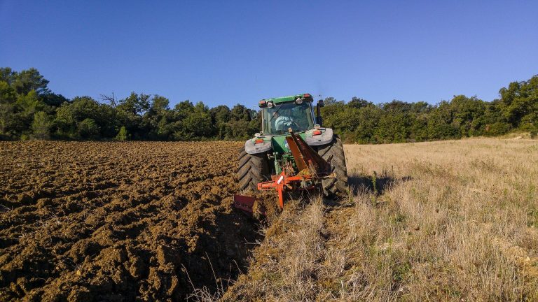 Komise se snaží pomoct zemědělcům. Uvolňuje pravidla pro tržní soutěž vybraným odvětvím