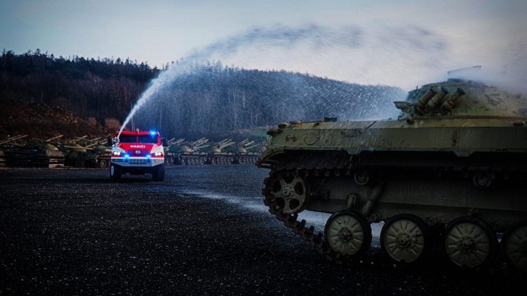 Neškrtejme kvůli pandemii armádu, budeme ji potřebovat stejně jako domácí průmysl