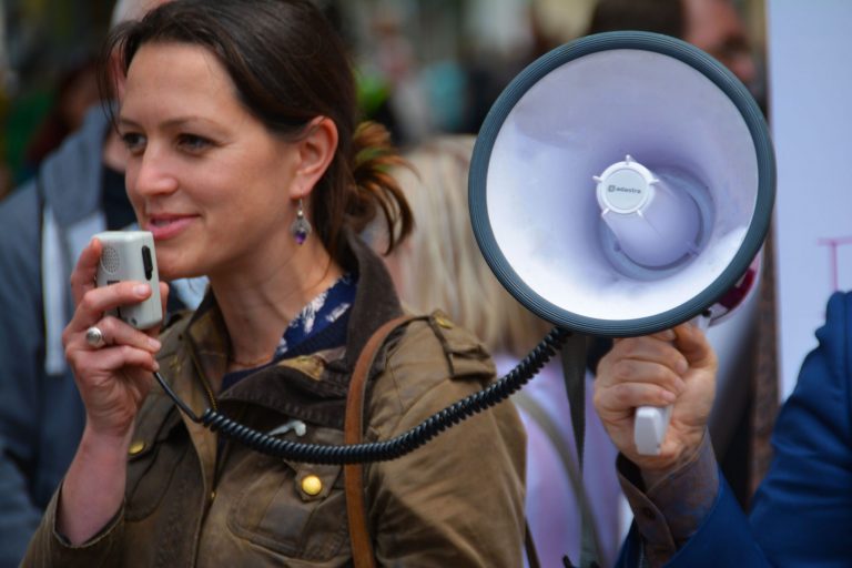 Padl zákaz politických shromáždění, prvomájové protesty se mohou konat v rozestupech a rouškách