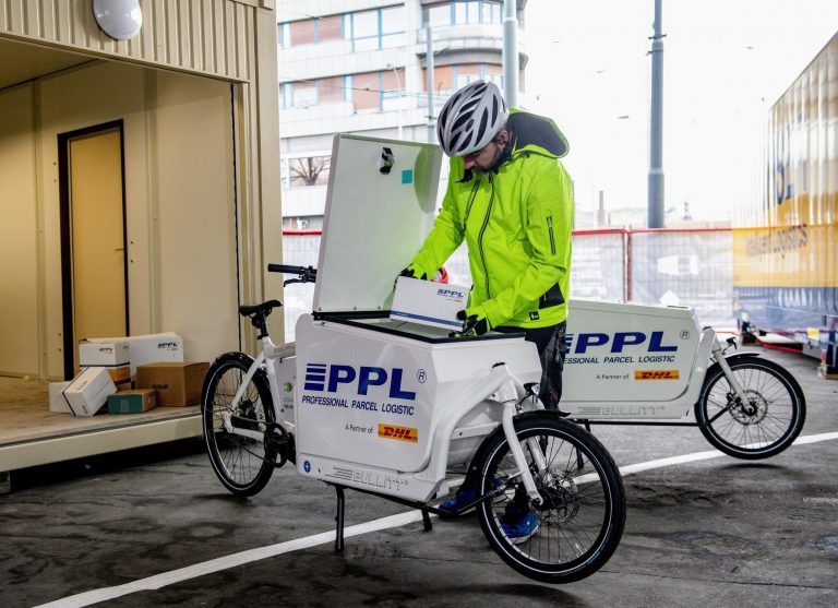 Novinka pro centrum Prahy: nákladní elektrokola pro kurýry. Předznamenají zákaz vjezdu náklaďáků?