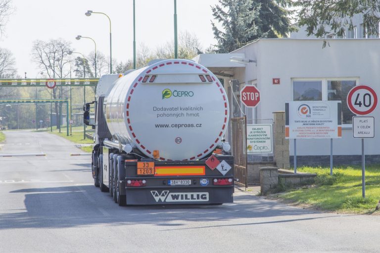 Řidiči autocisteren se mohou poprvé sami obsloužit. ČEPRO zavedlo bezobslužný režim výdeje pohonných hmot