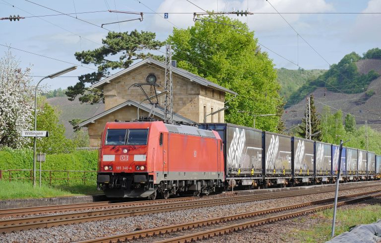 Jeden vlak přepraví stejný náklad jako 52 kamionů. DB Cargo přichází s projektem „Zboží patří na železnici“