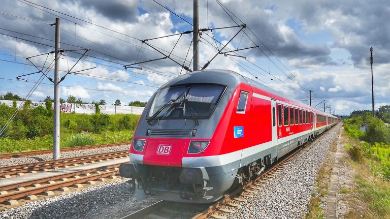 Komise je pro „porcování“ Deutsche Bahn Group. Podle ní převažují výhody 