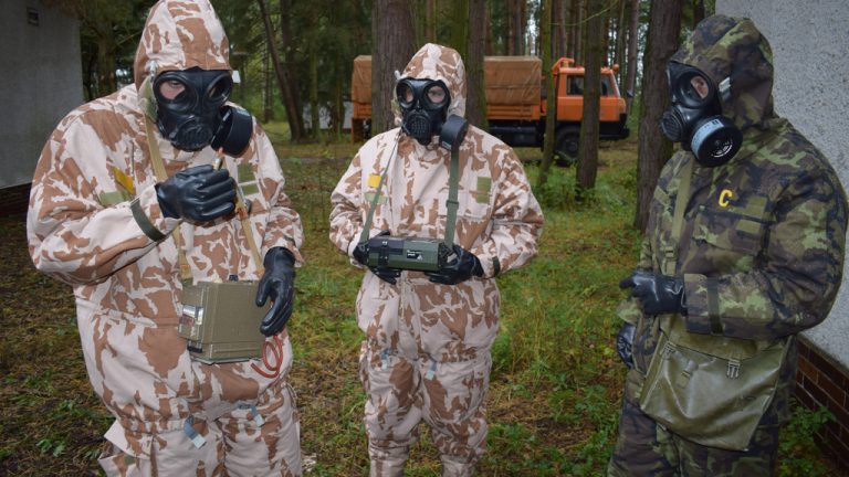 Armáda kupuje za čtvrt miliardy plynové masky od Gumáren Zubří. Cenu za kus tají