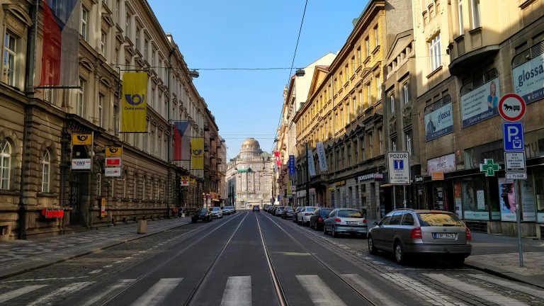 Praha má zájem o vhodné budovy a pozemky pro nájemní bydlení. Zastupitelé schválili účast v dražbě poboček České pošty