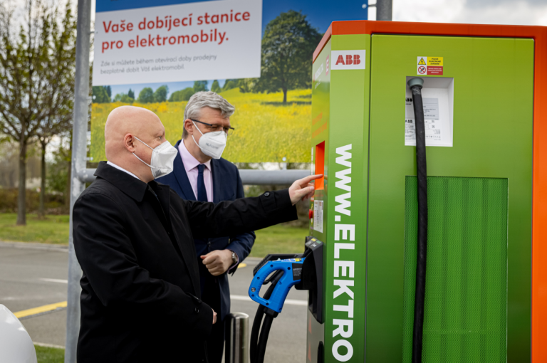 Zatím 700, za deset let až 35 tisíc. Dobíjecí stanice pro elektromobily rychle přibývají