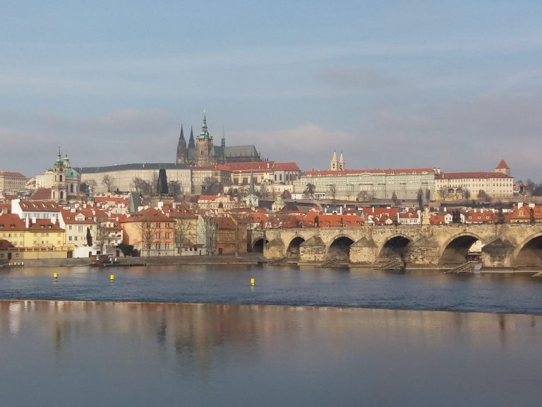 Přebytky v rozpočtech obcí? Poslancům vadí, že Praha málo investuje a zkresluje výsledky