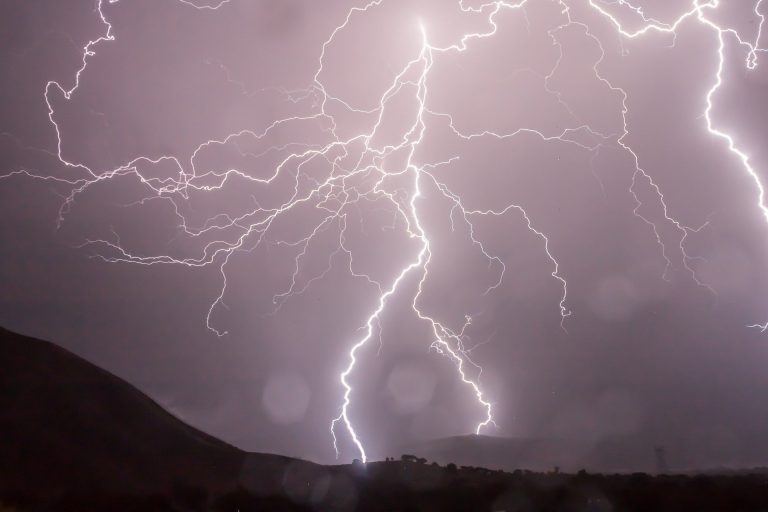 Tisíce domácností bez proudu, stojící vlaky. Noční bouřky zaměstnaly energetiky i železničáře