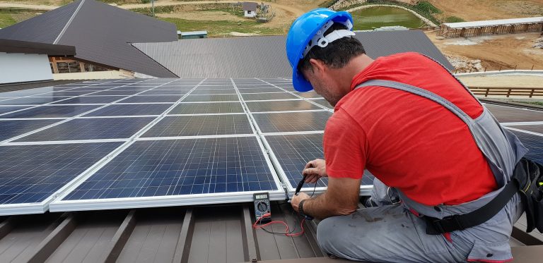 Devět tisíc nových střešních fotovoltaik za rok. Zájem lidí i firem o vlastní zdroj energie roste