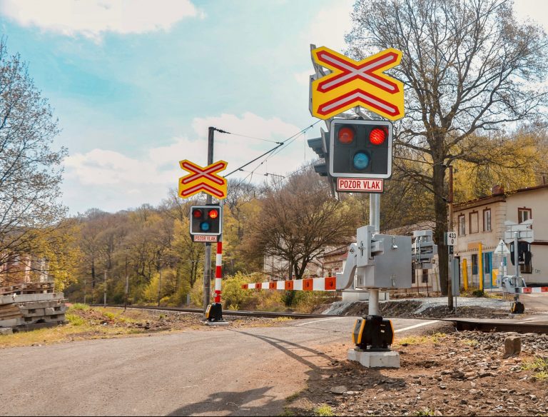 Šedesát přejezdů prošlo rekonstrukcí. Do konce roku jich má být zmodernizováno dvě stě