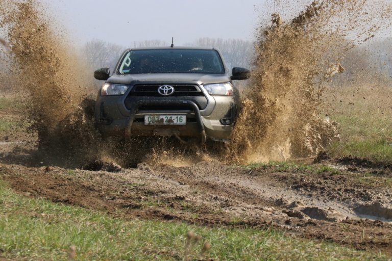 Glomex „ostrouhal“. Ministerstvo obrany uzavřelo rámcovou smlouvu na pozáruční opravy Toyot Hilux se společností DAJBYCH plus