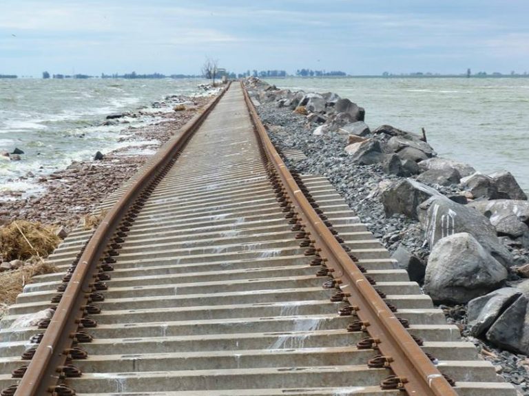 Argentina opět zprovozní železniční trasu přes lagunu La Picasa. Úsek dlouhý patnáct kilometrů byl mimo provoz od roku 2017