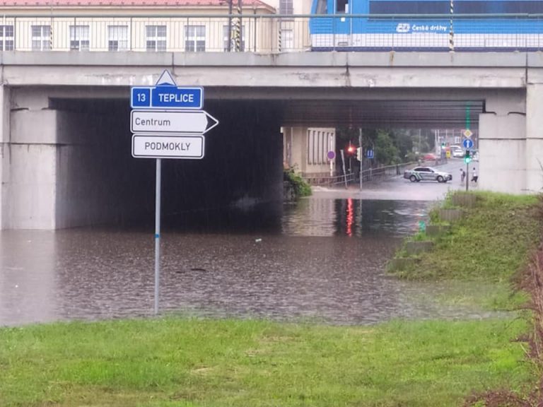 Na Děčínsku sčítají škody po bleskové povodni, poškozené jsou silnice i mosty. Zastavena byla dráha do Německa