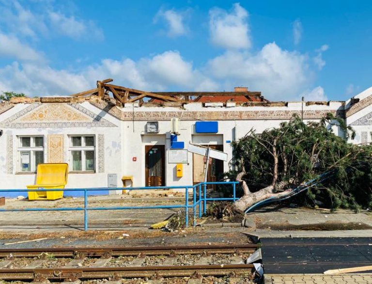 Následky tornáda na železnici se budou řešit ještě příští rok. Úsek mezi Hruškami a Hodonínem čeká výměna poškozeného trakčního vedení