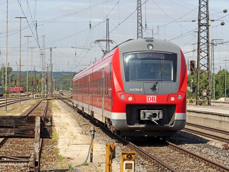 Stávka německých strojvedoucích pokračuje. Vyjíždí každý čtvrtý dálkový vlak