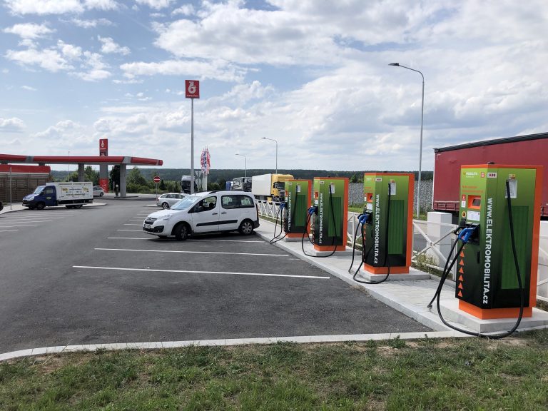 Ministerstvo dopravy uvolní na dobíjecí stanice pro elektromobily 5,5 miliardy