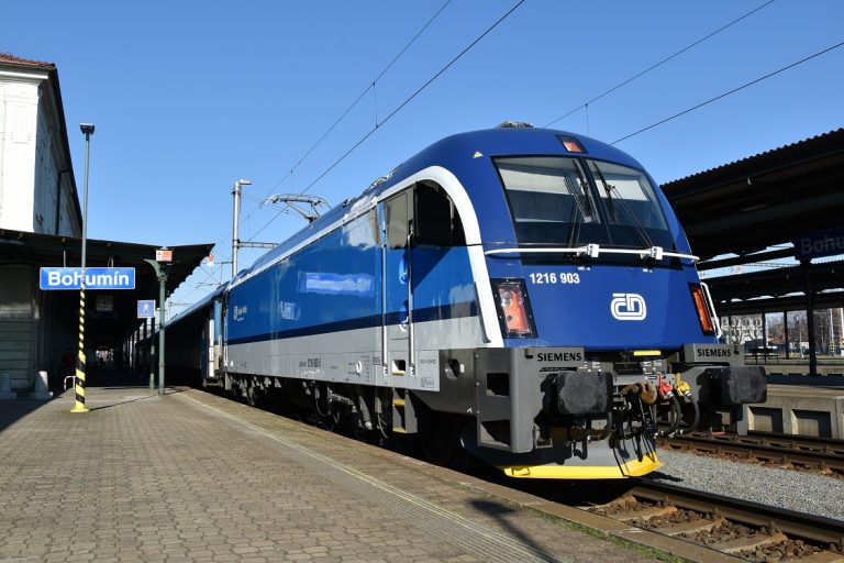 Čtyři nově pořízené vícesystémové lokomotivy Taurus budou jezdit do Prahy i Vídně. České dráhy je koupily od rakouské WLC