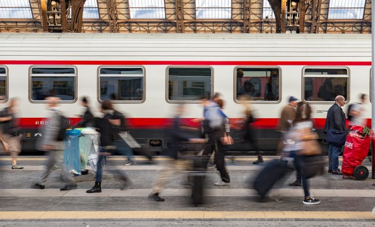 Vlak má zpoždění nebo vám dopravce poškodil zavazadlo? Zjistěte, kdy máte nárok na odškodnění na železnici