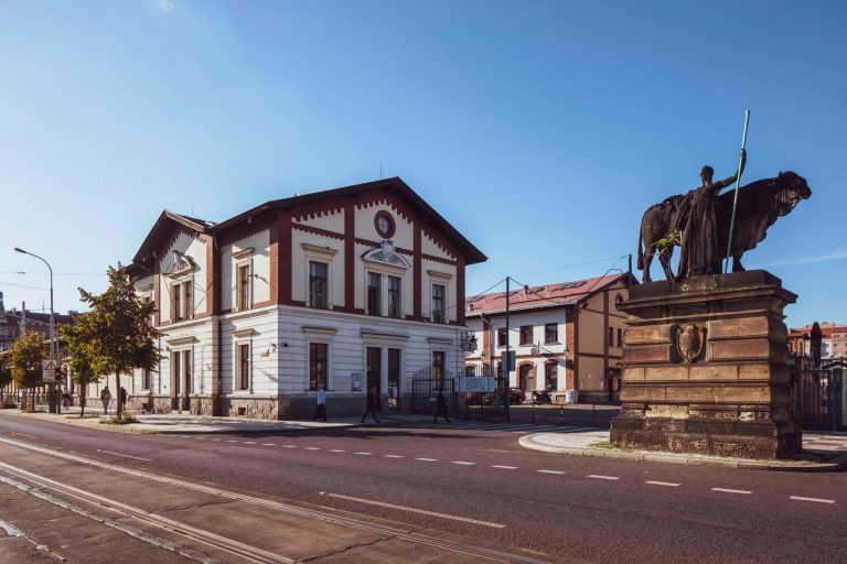 Hlavní město obcházelo zákon o zadávání veřejných zakázek. Nedovoleně je rozdělilo. Antimonopolní úřad to „ocenil“ pokutou