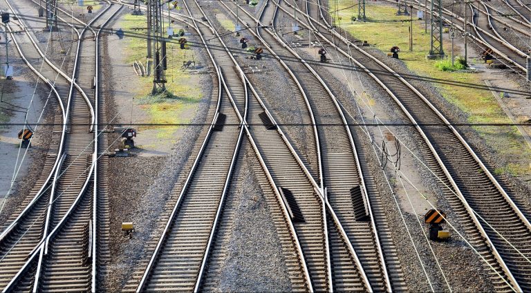 Na trať z Brna do Střelic se od zítřka vrací vlaky. Zatím zde pojedou maximálně „stovkou“