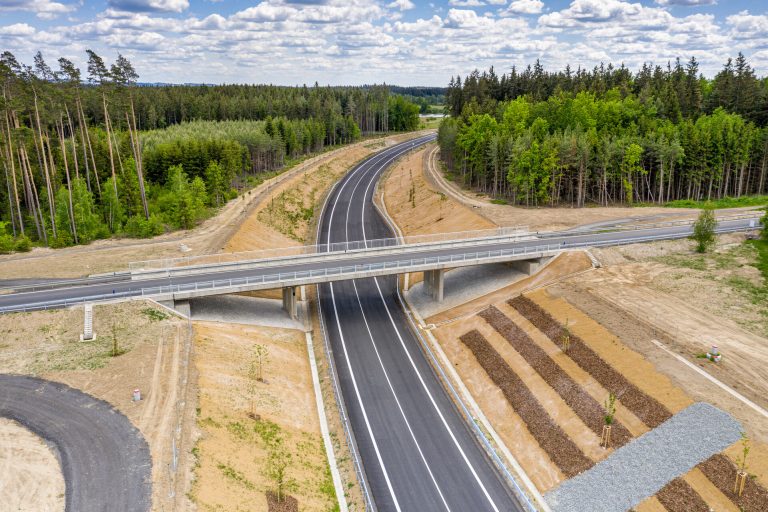 Metrostav po měsících průtahů získal od ŘSD zakázky na nové úseky dálnic D6 a D7