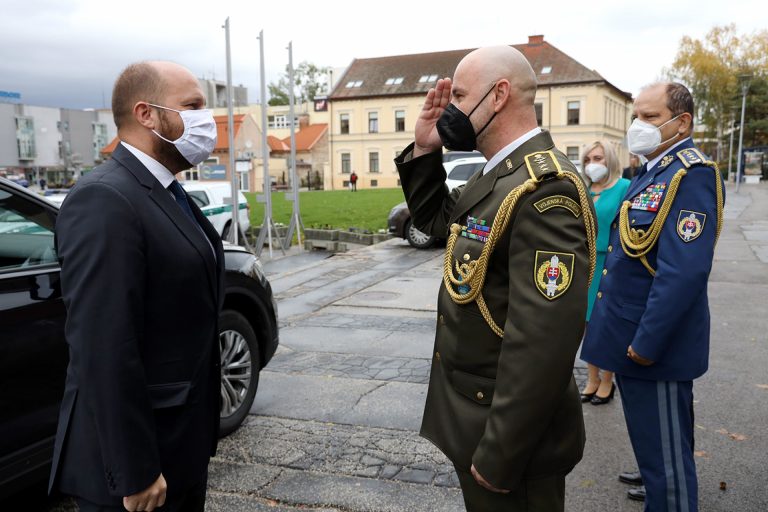 Slováci razantně škrtají: Ozbrojené síly propustí zhruba 500 zaměstnanců