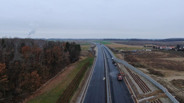 Stříhání pásek nastává. Dnes se otevírá dálnice D35, zítra D7 a v pátek dlouho očekávaná D11