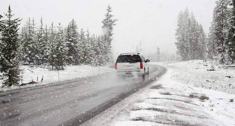 Sněžení komplikuje dopravu na celém území. Pozor na náledí na jihu, varují meteorologové