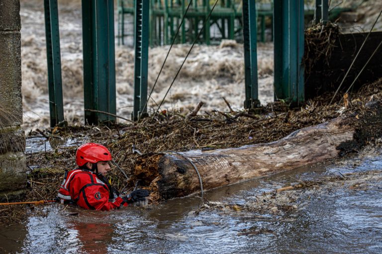 Situace na železnici a v dodávkách proudu se po větru uklidňuje, foukat má ale dnes a v sobotu znovu