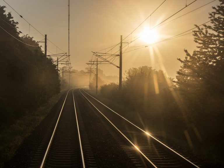 Modernizovat železnici na Slovensko budou Skanska a Elektrizace železnic Praha