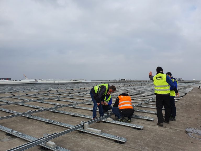 ČEZ ESCO staví velkou fotovoltaiku na střeše centrálního skladu Billy