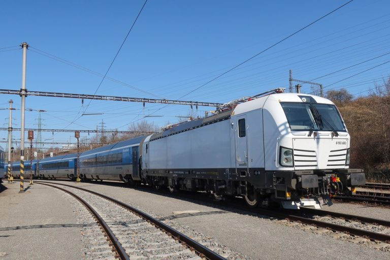 České dráhy ověřily provoz lokomotivy Vectron se soupravou Railjet. Mohou nahradit výpadky Pendolina nebo InterJetů