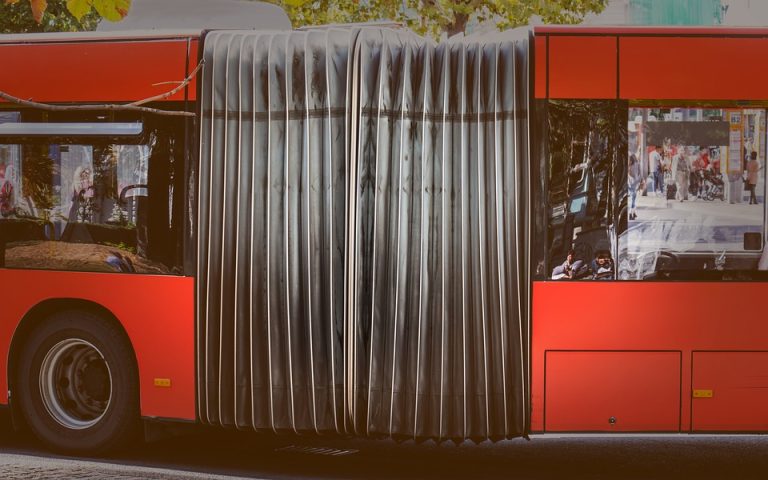 Pražský dopravní podnik plánuje nakoupit až 140 hybridních kloubových autobusů. Vyhlásil už veřejnou zakázku