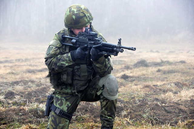 Vojáci si vyžádali první várku kulometů MINIMI. Dodá je firma bývalého příslušníka komunistické armádní rozvědky