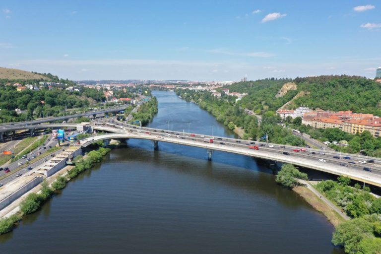 Oprava Barrandovského mostu: poprvé v ČR byl použit speciální beton. Oddálí budoucí rekonstrukci