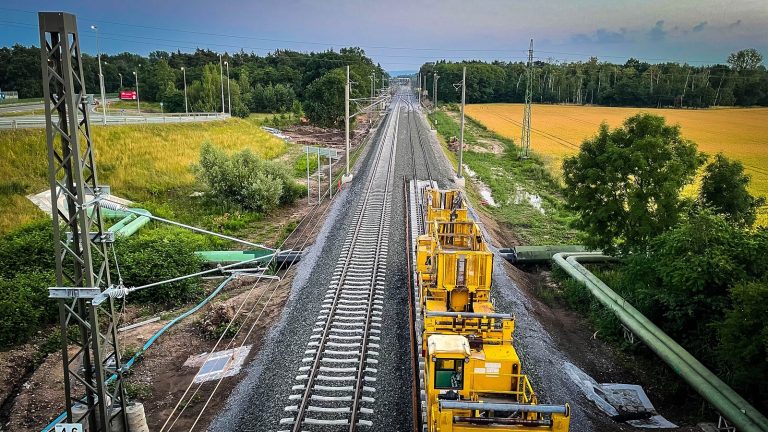 Z Pardubic do Stéblové po dvou kolejích. Stavbaři dnes předají zmodernizovanou trať