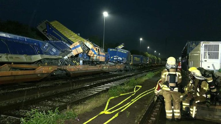 Kuriózní nehoda v německém kontejnerovém terminálu. Lokomotiva nebrzdila. Strojvůdce stihl vyskočit