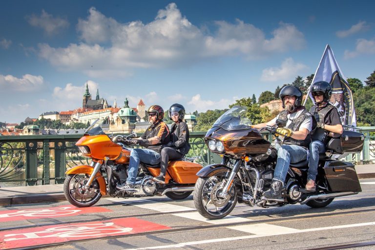 Motorky Harley Davidson dnes projíždějí Prahou. K akci se přidala i armáda