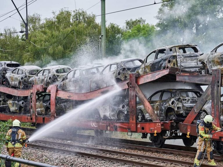 Velký cargo incident v Holandsku. Po stržení trakce hořelo 60 hybridních vozů. Trať byla zcela zastavena