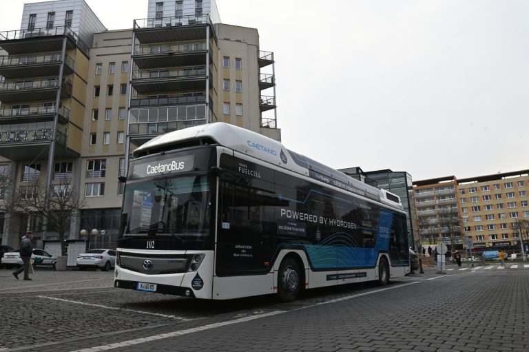 Vodíkový autobus teď zkouší v Mostě, inovují i další česká města