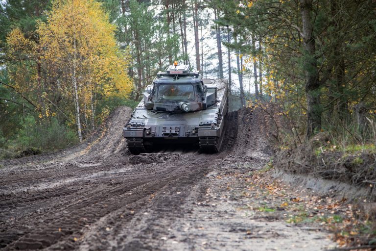 Poprvé pod německým pancířem. Tank Leopard je jednoduchý na ovládání a srovnatelný s českými T-72