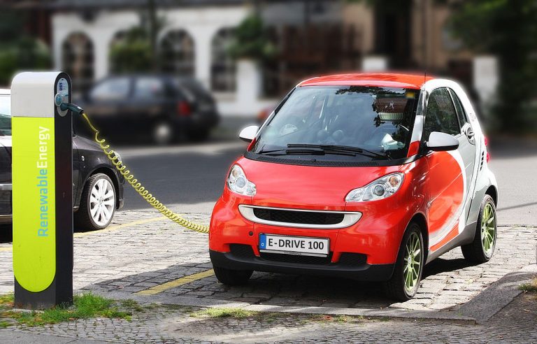 Spalovací motory po roce 2035 neskončí, pokud budou vozy tankovat výhradně uhlíkově neutrální paliva