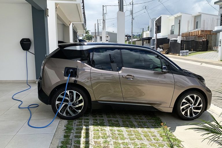 Přechod k elektromobilitě je nezvratný, říkají automobilky. Obavy mají spíš z normy Euro 7