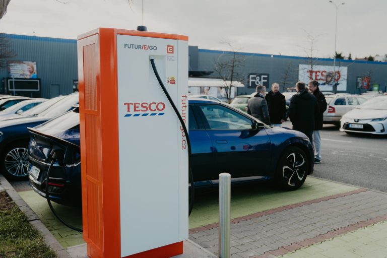 Dobíjet a během toho si nakoupit. Tesco nabídne desítky stojanů pro elektromobily od ČEZ