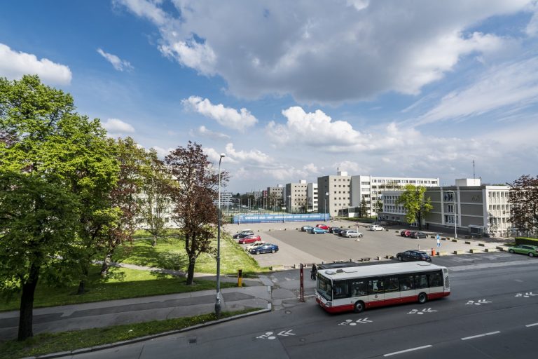 Stát zbytečně utrácí desítky miliard korun za energie. Je potřeba odstranit administrativní překážky, shodli se experti ve Sněmovně