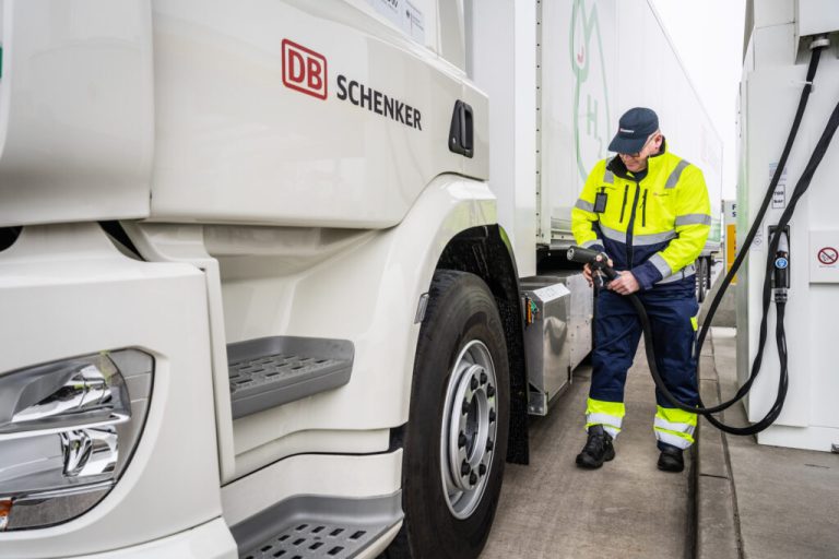 DB Schenker zahájil provoz zatím největšího vodíkového kamionu. Zájem má také o elektromobilitu