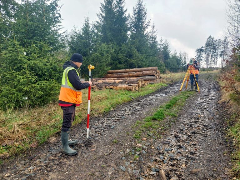 Geodeti mapují terén vysokorychlostních tratí. Vznikají podklady pro poslední dvě